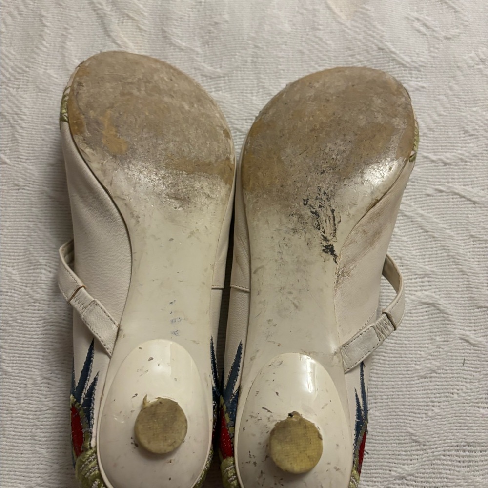 Embroidered Leather Kitten Heels…size 8 GORGEOUS! - Picture 4 of 7